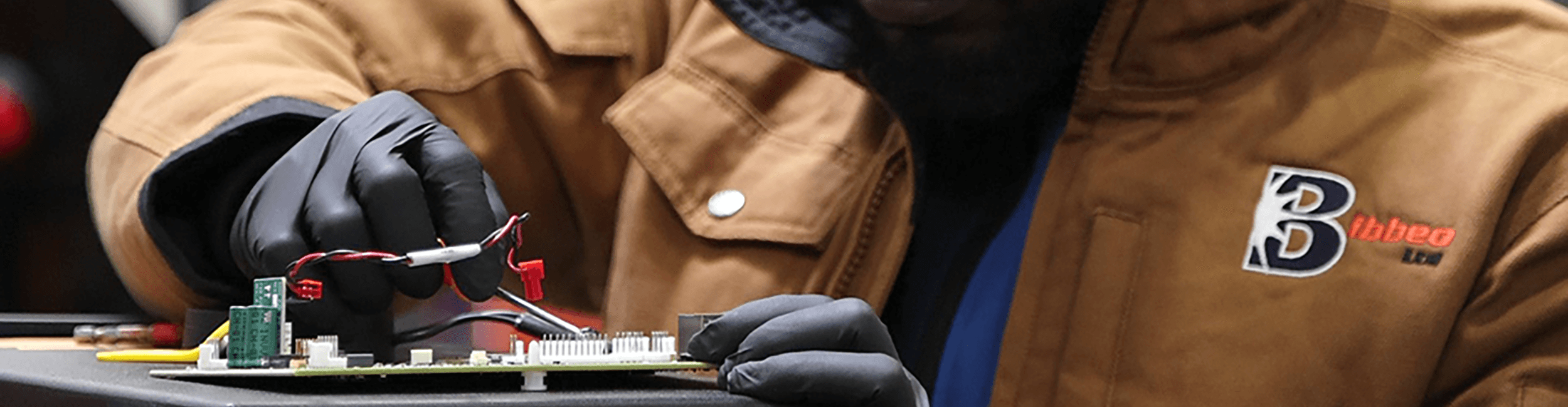 A Bibbeo employee assembles a piece of equipment for a partner.